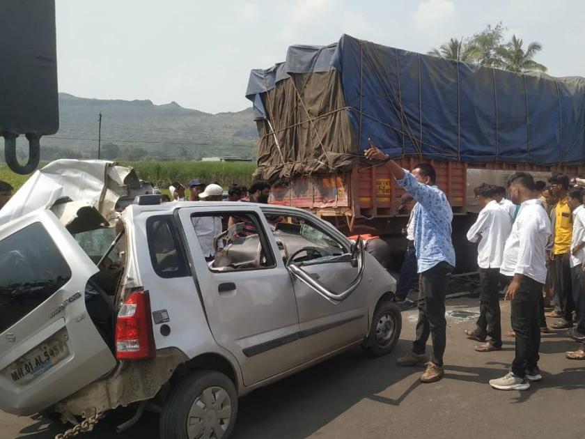 In an accident on the Pune-Bangalore highway; 3 killed including police personnel | कारची उभ्या मालट्रकला मागून धडक मामा भाच्यासह बहिणीचा मृत्यू, मृतांमध्ये पोलीस कर्मचाऱ्याचा समावेश