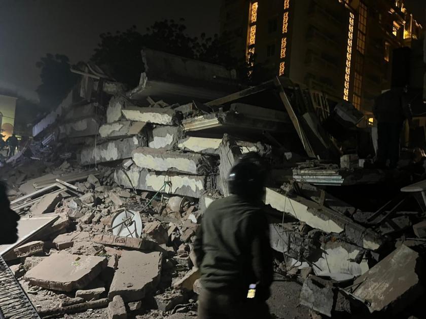 5 storied building collapsed suddenly in Lucknow hajratgunj ; 3 deaths; 50 families used to live in the building | १० सेकंदात कोसळली ५ मजली इमारत; ३ जणांचा मृत्यू; बिल्डींगमध्ये राहायचे ५० कुटुंब