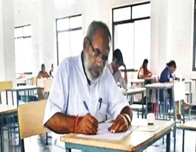 Education was dropped due to circumstances, BJP MLA fulsingh gave BA exam at the age of 62 | परिस्थितीमुळे सोडले होते शिक्षण, 62 व्या वर्षी भाजपा आमदाराने दिली BA ची परीक्षा 
