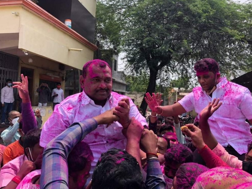 Pandharpur Election Results: BJP 'satisfied' in Pandharpur by-election, wins samadhan Avtade by election | Pandharpur Election Results : भाजपाने उधळला गुलाल, समाधान आवताडेंच्या घराबाहेर जल्लोष
