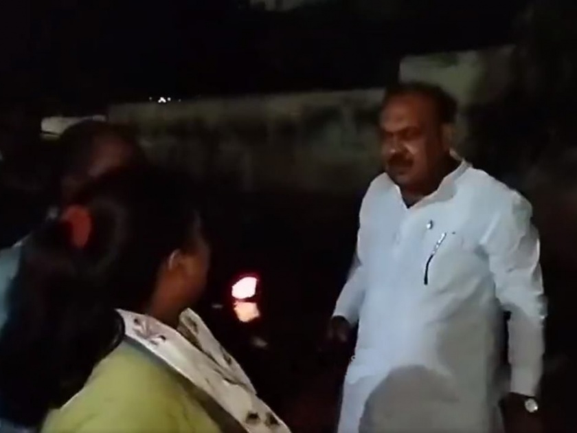 ... And the angry woman slapped the BJP leader in the ear, the video went viral in lucknow | ... अन् संतप्त महिलेने भाजप नेत्याला कानशिलात लगावली, व्हिडिओ व्हायरल