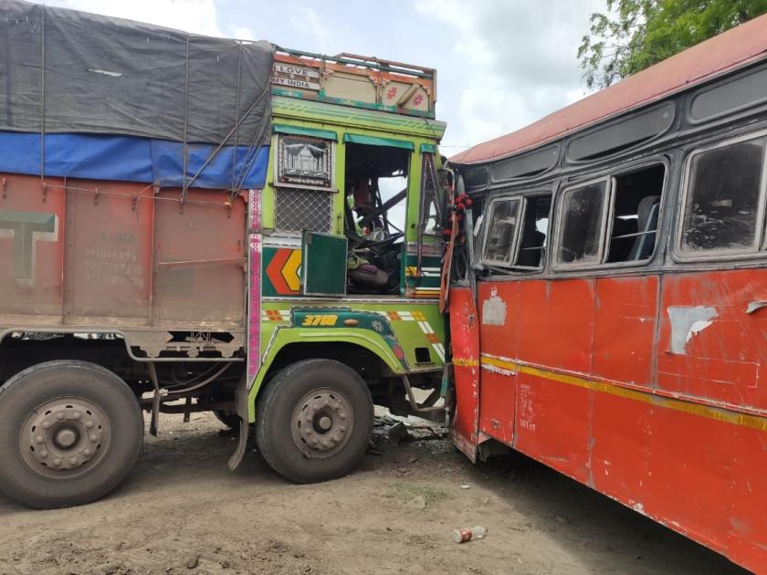 Truck hits ST bus; 12 passengers were injured in the accident, 5 seriously | ट्रकची एसटी बसला धडक; अपघातात १२ प्रवासी जखमी तर 5 गंभीर