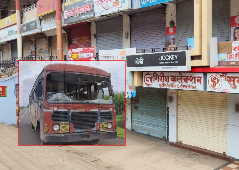 In protest against the Manipur incident, an angry mob broke the windows of ST in a strict shutdown in Nandurbar district. | मणीपूर घटनेच्या निषेधार्थ कडकडीत बंद; संतप्त जमावाने ST च्या काचा फोडल्या