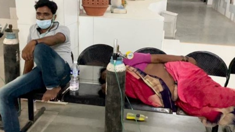 Odd picture in Kalyan Dombivali, oxygen is being given at the hospital | कल्याण डोंबिवलीतील विदारक चित्र, रुग्णालयात बाकावरच दिला जातोय ऑक्सीजन