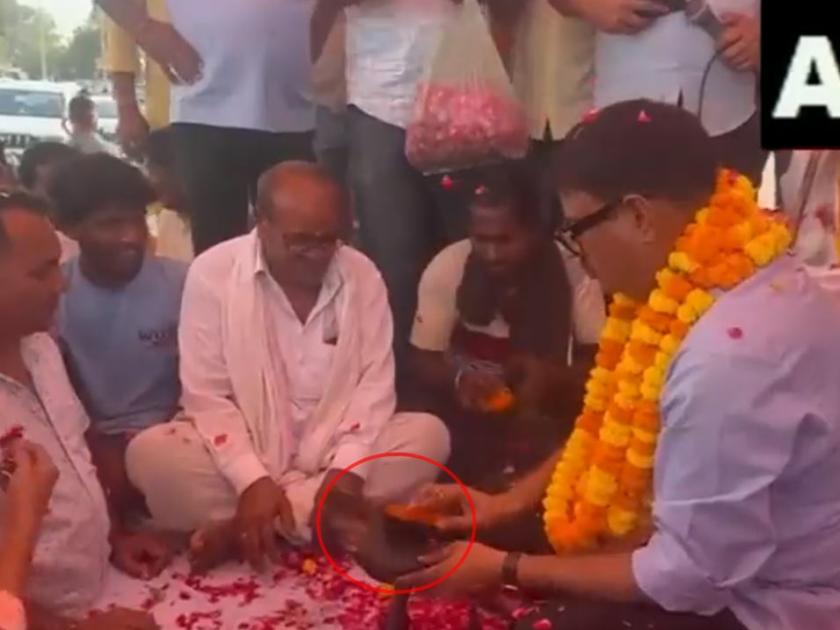 What for the votes.... In Rajasthan, the MLA Om Prakash Hudla is quite the people's shoe polish | Video: मतांसाठी कायपण... आमदाराने केले लोकांचे बुट पॉलिश, कार्यकर्त्यांकडून फुलांची उधळण