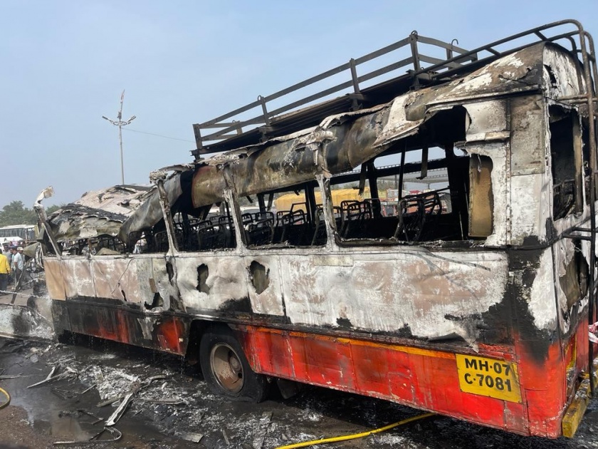 Strange accident in nashik... 43 passengers survived due to luck and locals, bus burnt down | Nashik ST Accident Video: विचित्र दुर्घटना... नशिबाने अन् स्थानिकांमुळेच वाचले ४३ प्रवासी, बस जळून खाक