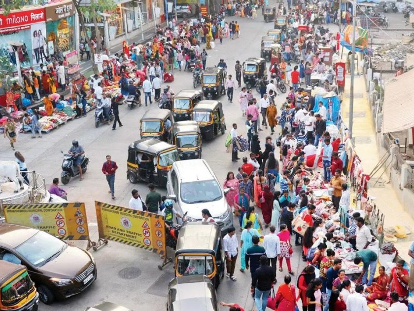 Footpaths wanted by hawkers; So where should Mumbaikars walk from? | फेरीवाल्यांना हवे फूटपाथ; मग मुंबईकरांनी चालायचे कुठून ?