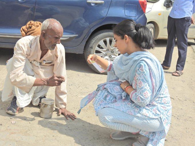 ... when IAS Saumya sits on the street to listen to an old man's problem in kanpur rural | ... जेव्हा IAS अधिकारी सौम्या वृद्धाची समस्या ऐकण्यासाठी रस्त्यावर बसतात