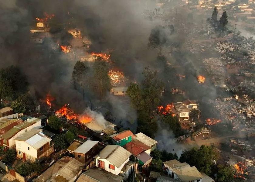 At least 46 people were killed in forest fires in central Chile in south america | चिलीच्या जंगलात भीषण आग, ११०० घरे जळाली; ४६ जणांचा मृत्यू
