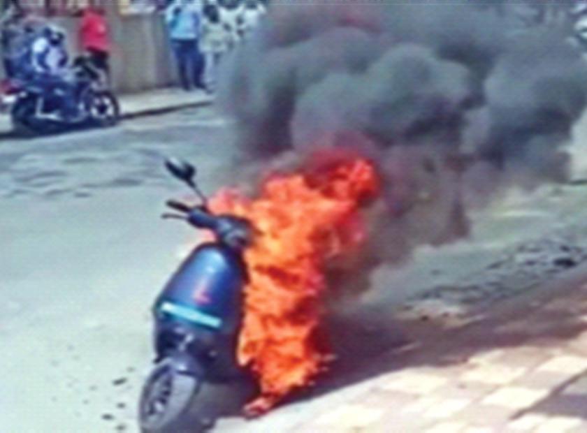 Ola's electric scooter catches fire in Pune; The reason behind the incident is unclear | ओलाच्या इलेक्ट्रिक स्कूटरला पुण्यात लागली आग; कंपनीकडून चौकशी सुरू