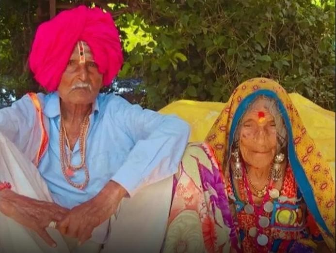 Grandfather is 105 years old and grandmother is 95 years old in latur | आजोबा 105 तर आज्जीचं वय 95 वर्षे, वृद्ध चव्हाण दाम्पत्यांची कोरोनावर मात
