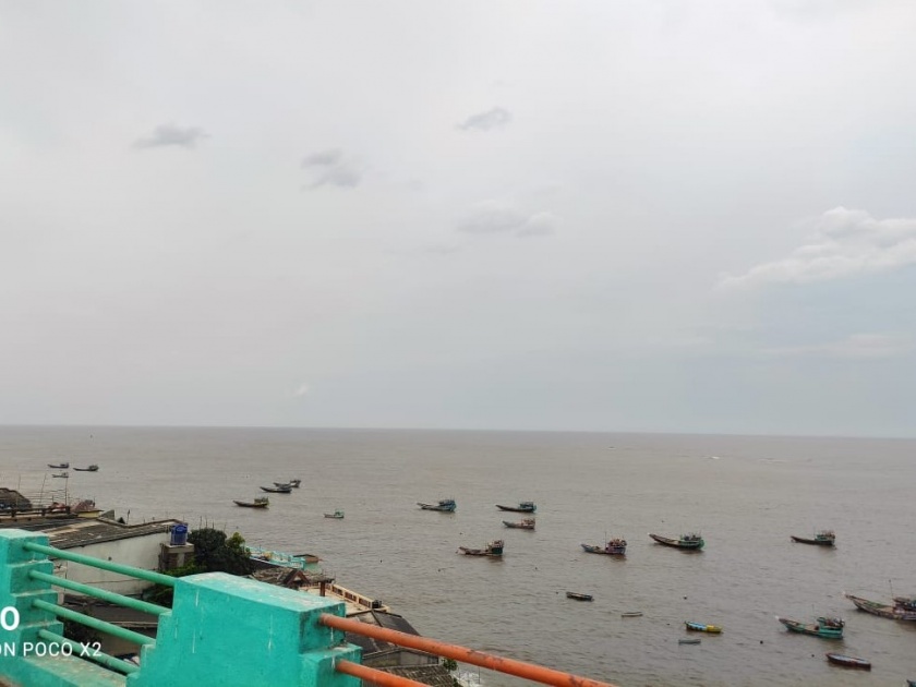 25 boats from Mumbai city and Mumbai suburbs reached Dighi port for shelter | मुंबई शहर व मुंबई उपनगर येथील २५ बोटी आश्रयासाठी पोहोचल्या दिघी बंदरला 