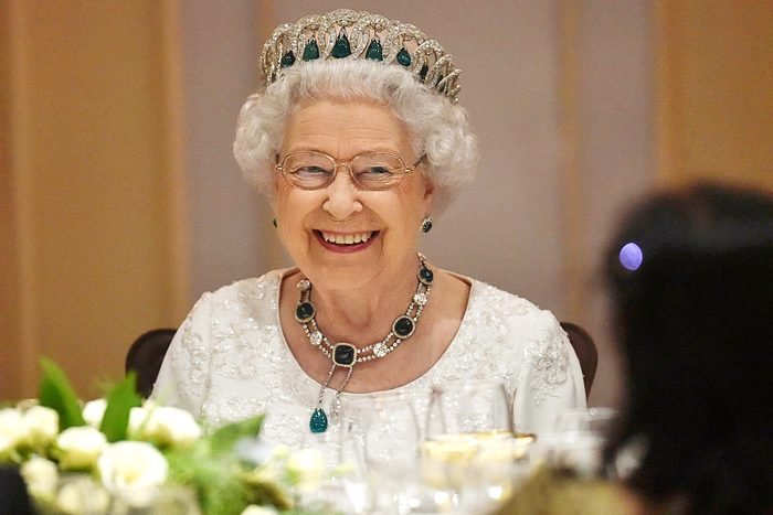 Queen Elizabeth had been using e-mail since 1976 | १९७६ पासून राणी एलिझाबेथ वापरत होत्या ई-मेल
