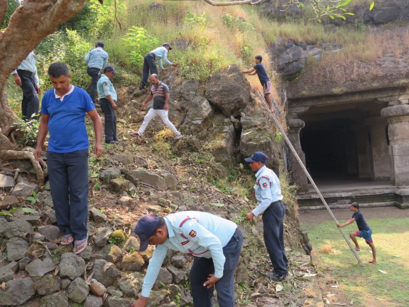Department of Archaeology's cleanliness drive in the World Elephanta Caves area | जागतिक एलिफंटा लेणी परिसरात पुरातत्व विभागाचे स्वच्छता अभियान 