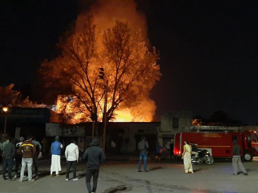A fire broke out in Pune at 1 am, the administration lost sleep, fire brigade reached in sindhgad road | पुण्यात रात्री १ वाजता आगीचा भडका, प्रशासनाची उडाली झोप; अग्निशामक गाड्या दाखल