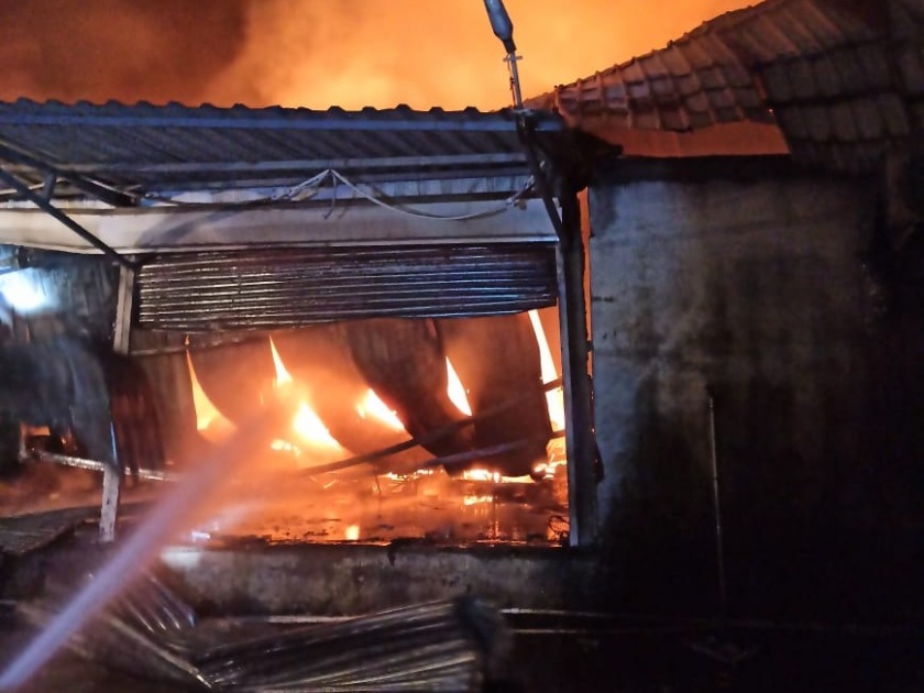 A huge fire broke out in the warehouse of 'Big Basket' in Pune | पुण्यातील ‘बिग बास्केट’च्या गोदामाला भीषण आग, सर्वकाही जळून खाक