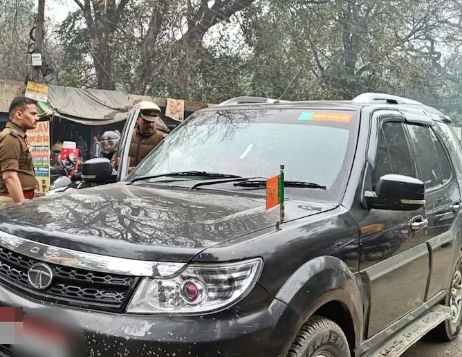 MLA and BJP flag on the car in Gorakhpur; The SP officer will show it crime | गाडीवर आमदार अन् भाजपाचा झेंडा; SP अधिकाऱ्याने दाखवला हिसका
