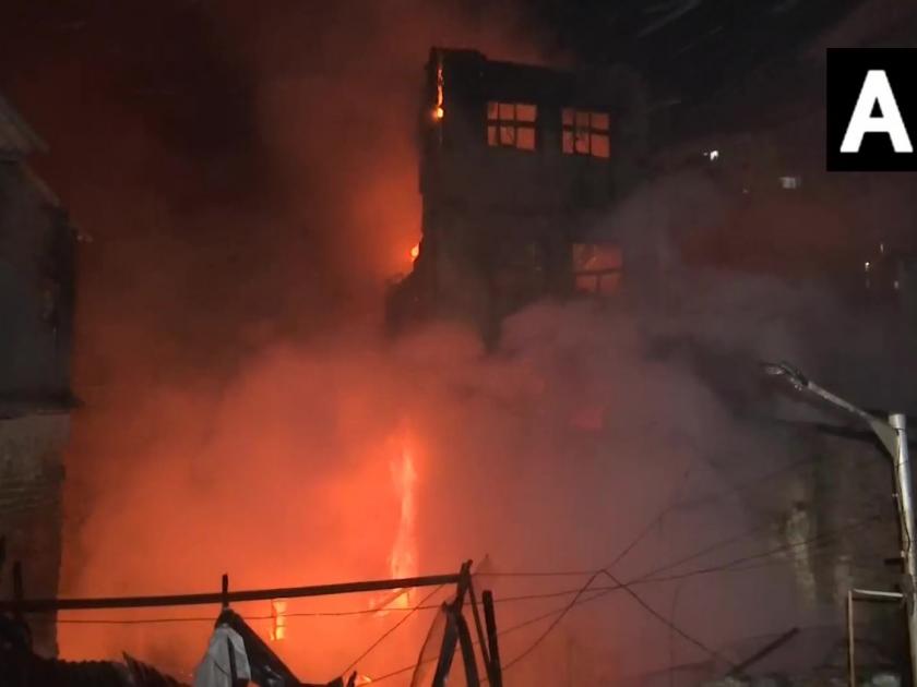 A fierce fire broke out in Mumbai early in the morning, 25 huts were gutted in dharavi kamla nagar | मुंबईत पहाटेच्या सुमारास भीषण आग, २५ झोपड्या जळून खाक