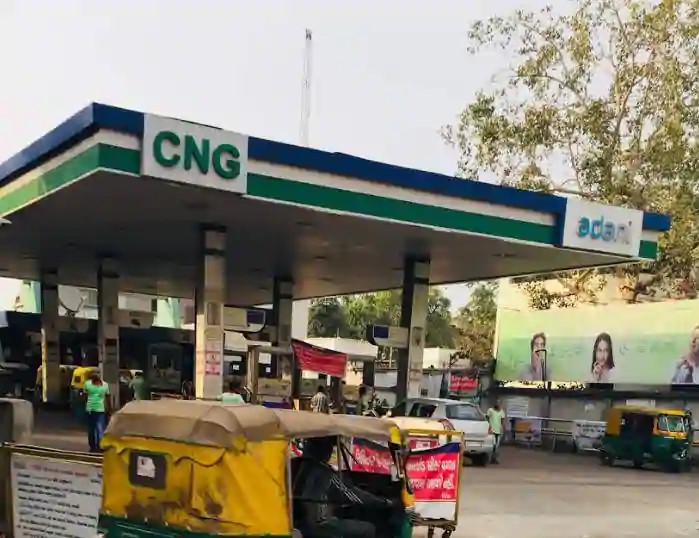 Petrol and diesel cheaper, but CNG price hiked by Rs | पेट्रोल अन् डिझेल स्वस्त, पण सीएनजीच्या दरात दोन रुपयांची वाढ