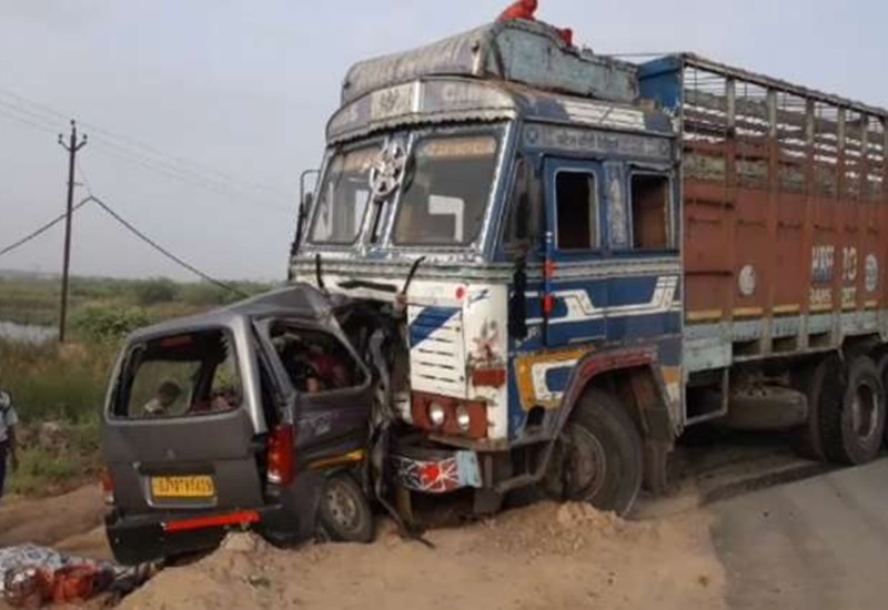 10 members of the same family killed in car-truck collision in gujrat anandnagar | कार अन् ट्रकचा भीषण अपघात, एकाच कुटंबातील 10 जणांचा मृत्यू