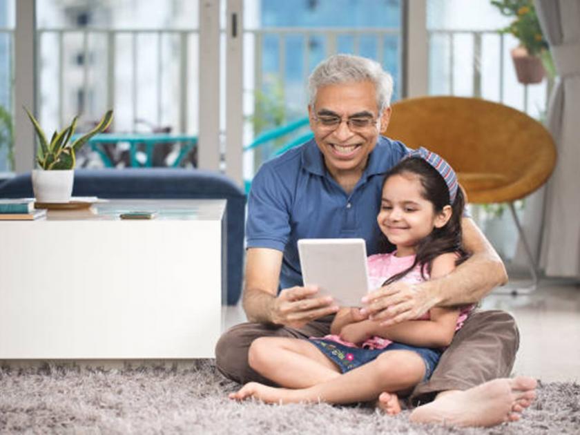 Smartphone-tab and 'smart' grandparents! | वाचनीय लेख - स्मार्टफोन-टॅब आणि ‘स्मार्ट’ आजी-आजोबा!