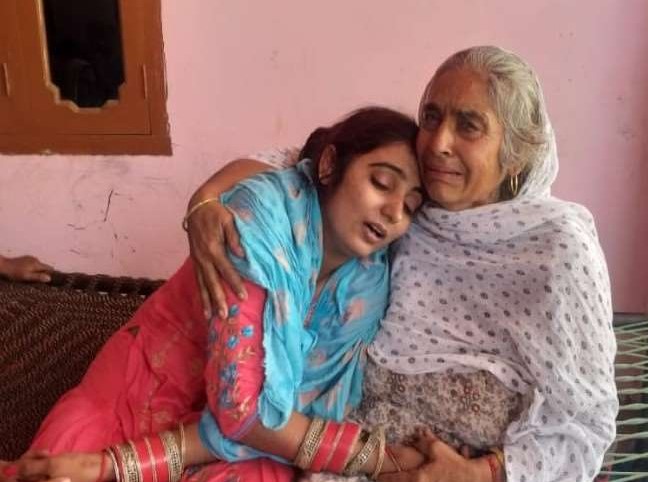 Saheed Saraj Singh : I have lost my son, mother get emotional after DM visit in house, | Saheed Saraj Singh : मी तर मुलगा गमावलाय, सुनेला समजवताना सासूच्याही अश्रूंचा बांध फुटला