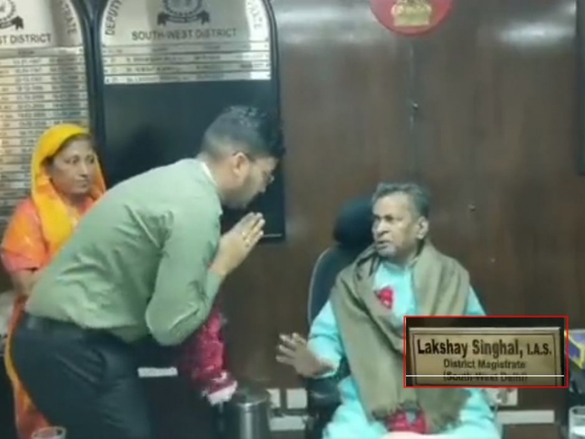 Video: Collector lakshya singhal's devotion to office; The netizens heard the priest sitting on the chair | Video: जिल्हाधिकाऱ्यांची कार्यालयातच भक्ती; पुजाऱ्यास खुर्चीवर बसवल्याने झाले ट्रोल