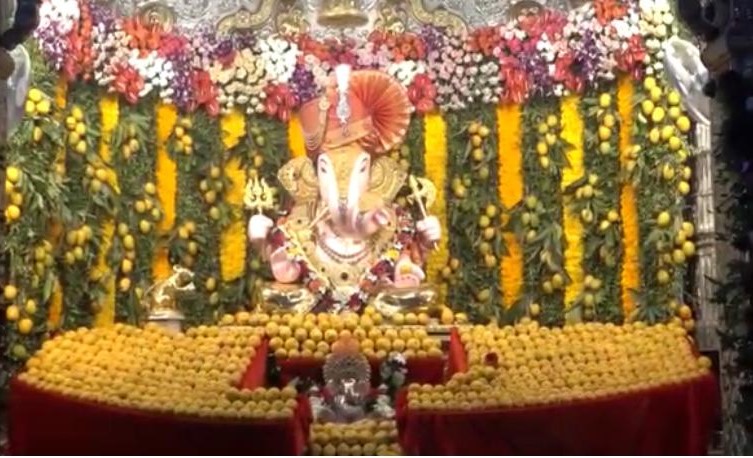Decoration of 1,111 hapus mangoes to Dagdusheth Ganapati, prayer for coronation free India | दगडूशेठ गणपतीला 1,111 हापूस आंब्यांची आरास, कोरोनामुक्तीसाठी प्रार्थना
