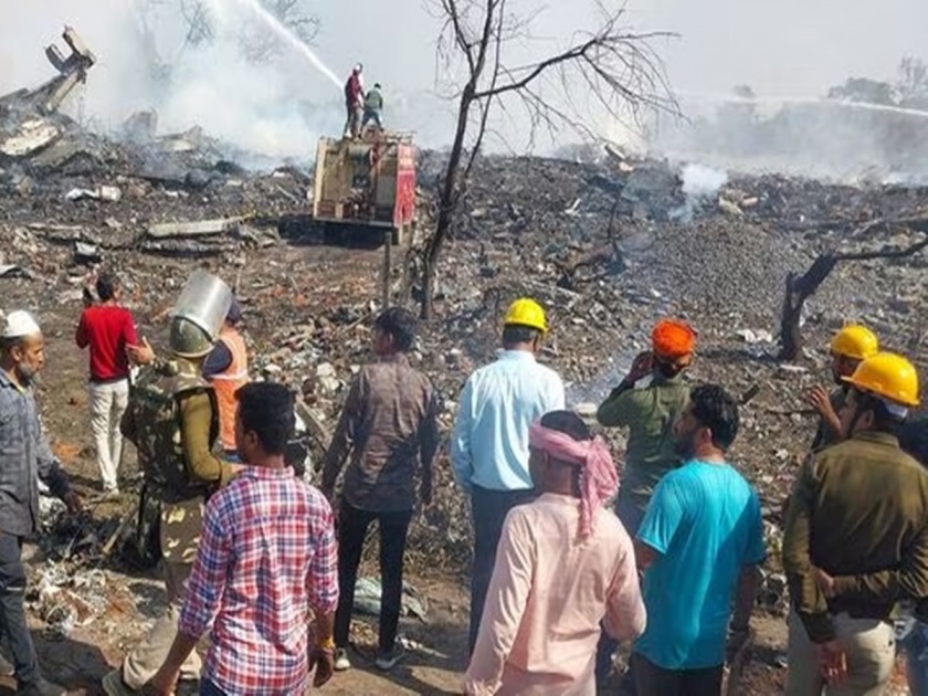 Firecracker factory destroyed; Ragged rags of workers in harda madhya pradesh | फटाका कारखाना उध्वस्त; कामगारांच्या उडाल्या चिंधड्या, ११ ठार २०० जखमी