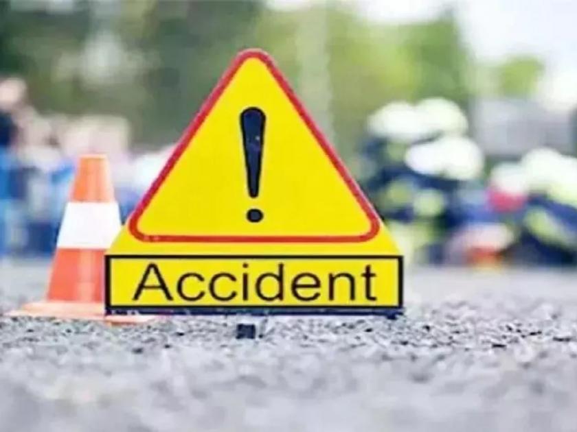 Two killed as two-wheeler collides with divider in Nashak | नाशकात दुचाकी दुभाजकाला धडकल्याने दोन ठार 