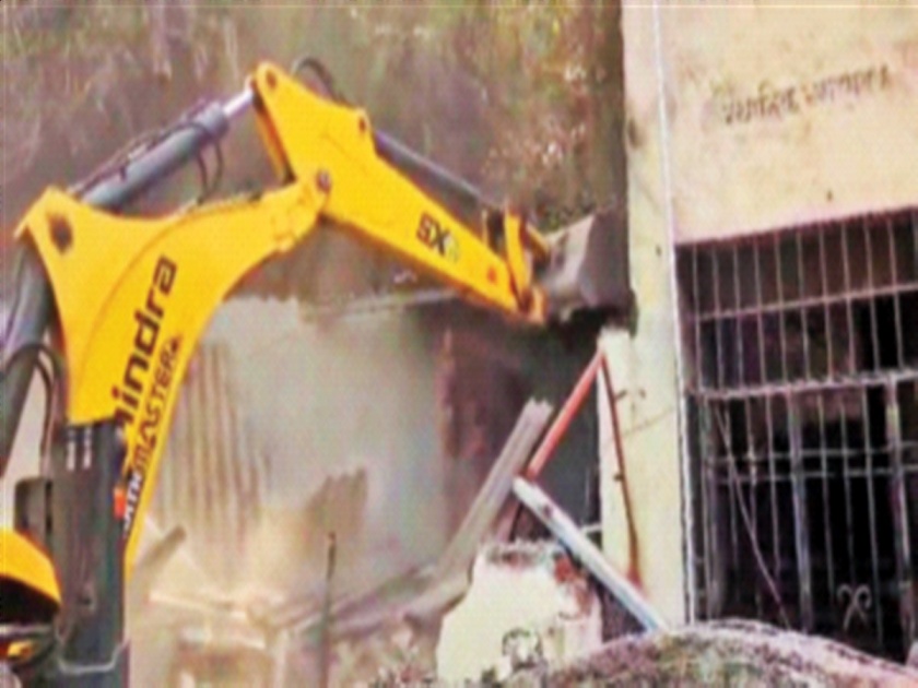 KDMC destroys toilet in fear of RTI activist | आरटीआय कार्यकर्त्याला घाबरून केडीएमसीने स्वच्छतागृह तोडले