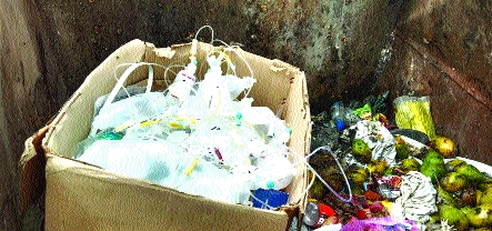 Corona organic waste thrown in the trash | कचराकुंडीत फेकला कोरोनाचा जैविक कचरा