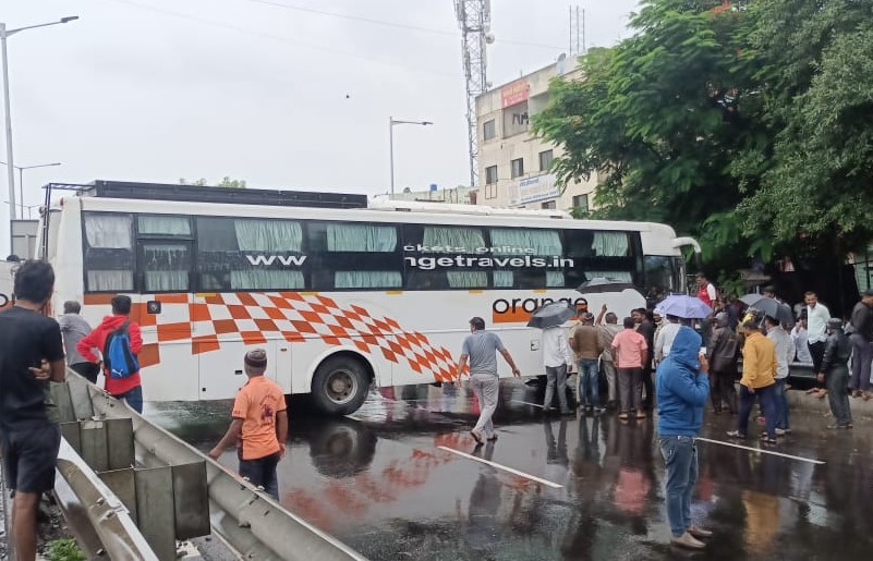 Passengers waiting for vehicles on the highway of pune-bengluru were blown up by a private bus accident | पुणे-बंगळुरू महामार्गावर वाहनांची वाट पाहणाऱ्या प्रवाशांना खासगी बसने उडविले
