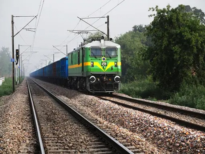 Lok Vahini Railway has made travel to as many as 648 crore citizens across the country | गाडी बुला रही हैं... लोकवाहिनीतून वर्षभरात तब्बल ६४८ कोटी नागरिकांचा प्रवास