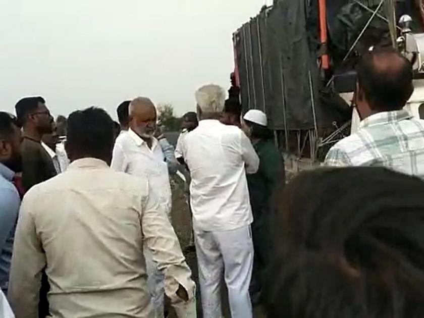 Minister cuts Dada Bhuse's vehicle; Ministers gave chase, transporting cattle by car | मंत्री दादा भुसेंच्या वाहनाला कट मारला; मंत्र्यांनी केला पाठलाग, गाडीतून होती अवैध वाहतूक