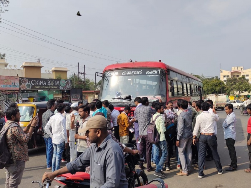 Maharashtra-Karnataka border dispute flares up; Prahar organization activists blocked Karnataka bus | महाराष्ट्र-कर्नाटक सीमावाद पेटला; प्रहारच्या कार्यकर्त्यांनी अडवली कर्नाटकची बस