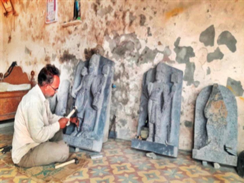 Carnatic stone deified in Maharashtra; Four hands making hundreds of idols | कर्नाटकी दगडाला महाराष्ट्रात देवपण; शेकडो मूर्ती घडवणारे चार हात