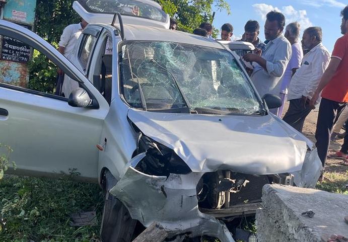 Four serious after car tire burst near Amravati Devgaon | अमरावती देवगावनजीक कारचा टायर फुटल्याने भीषण अपघात, 4 गंभीर