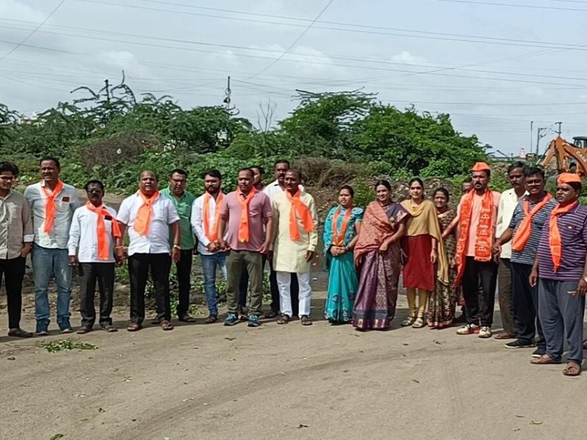 Shameless trees planted in stagnant dirty water; Unique movement of Shiv Sena in Solapur | साचलेल्या घाण पाण्यात लावली बेशर्मीची झाडे; सोलापुरात शिवसेनेचे अनोखे आंदोलन