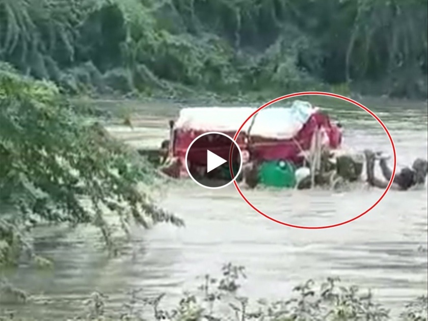 Shocking! A funeral procession carried out through the water of the river itself, a mind-blowing video of solapur akkalkot | Video: शॉकींग! चक्क नदीच्या पाण्यातूनच नेली अंत्ययात्रा, मन हेलावणाऱ्या घटनेचा व्हिडिओ