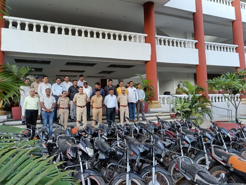 Two-wheeler thief in Dhari, as many as 29 motorcycles seized from three thieves in Solapur | धरीला दुचाकींचा चोर, सोलापुरात तीन चोरट्यांकडून तब्बल २९ मोटरसायकली जप्त