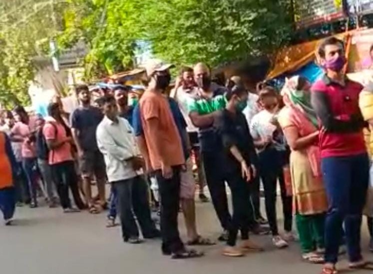 A large crowd of citizens reached Shivaji Chowk for vaccination in kalyan | लसीकरणासाठी नागरिकांची मोठी गर्दी, शिवाजी चौकापर्यंत पोहोचली रांग