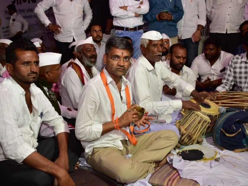 MLA Nilesh Lanka's hunger strike, Nagar-Pathardi bandh; A hymn sung during fasting | आमदार निलेश लंकेचं उपोषण, नगर-पाथर्डी बंद; उपोषणात गायलं भजन