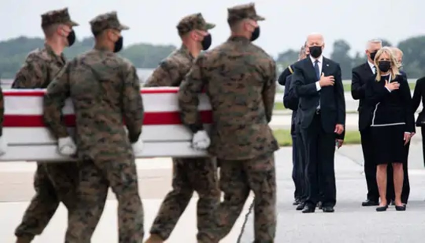 Afghanistan crisis : President joe Biden arrives at the airport to pick up the bodies of the martyred soldiers in afghanistan | Afghanistan crisis : विमानतळावर शहीद सैनिकांचे पार्थिव पाहून राष्ट्राध्यक्ष जो बायडन भावूक