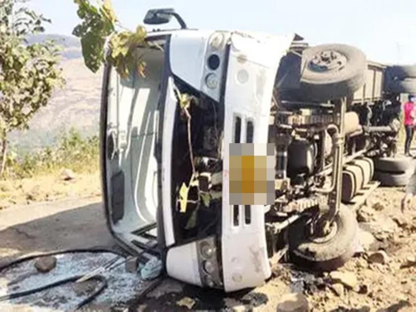 Minibus heading from Pandharpur to Tuljapur overturned; Ten to fifteen devotees seriously injured | तुळजापूरकडे निघालेली मिनीबस पंढरपुरात पलटी; दहा ते पंधरा भाविक गंभीर जखमी
