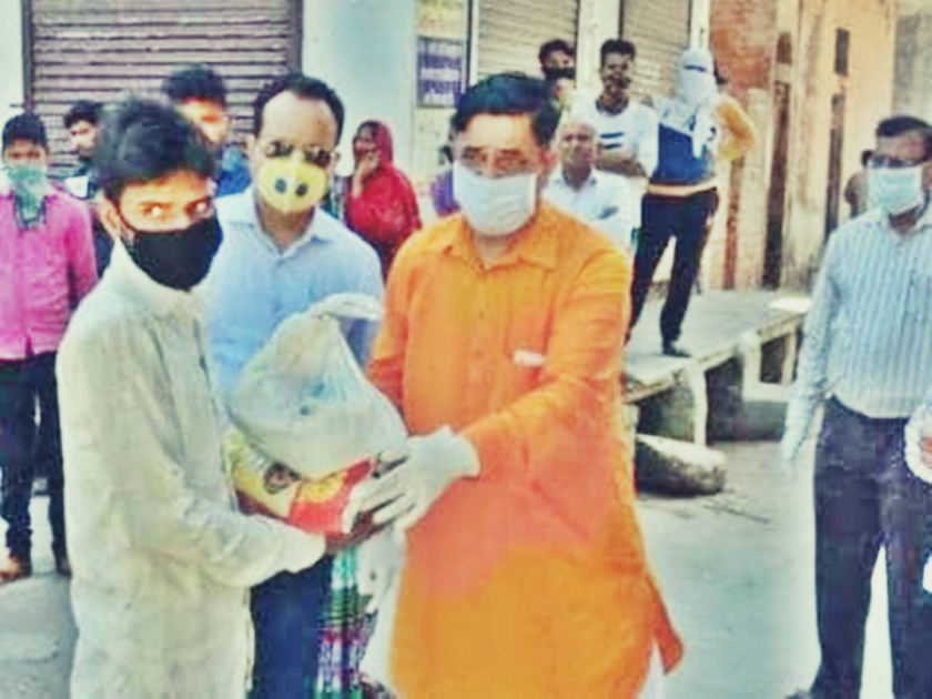 Coronavirus delhi bjp mla lodges complaint against mob gathered at residence | राशन-५ हजार रुपयांच्या अफवेने भाजप आमदाराच्या घरी उसळली गर्दी; दाखल करावी लागली तक्रार