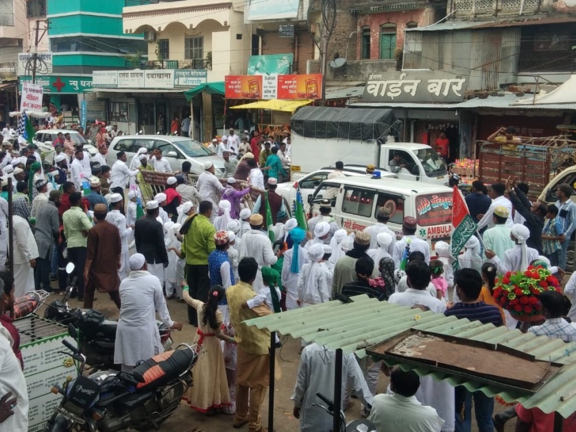 Brotherhood of Muslim brothers stopped the procession and waited for the ambulance | मुस्लिम बांधवांची सामाजिक बांधिलकी, मिरवणूक थांबवून रुग्णवाहिकेला वाट मोकळी