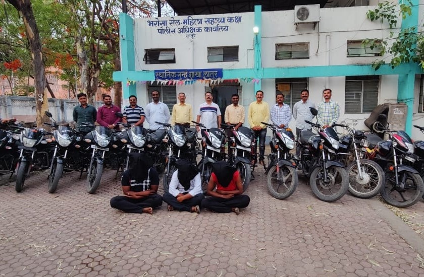 Latur police nabbed 4 persons including 25 two-wheelers! | लातूर पोलिसांनी २५ दुचाकींसह ४ जणांच्या मुसक्या आवळल्या !