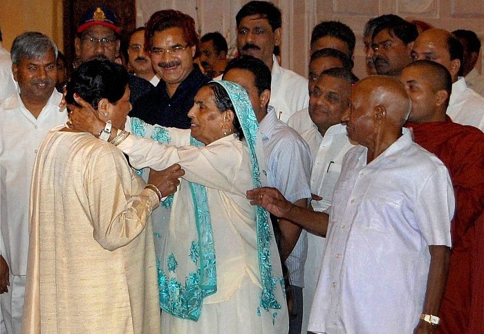 BSP chief Mayawati mother ramrati die due to cardiac heart attack in delhi | बसप सुप्रिमो मायावती यांना मातृशोक, ह्रदयविकाराच्या झटक्याने निधन