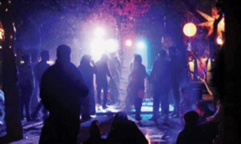 Karjat police raided the party-run farmhouse | पार्टी सुरु असलेल्या फार्महाऊसवर कर्जत पोलिसांनी टाकला छापा